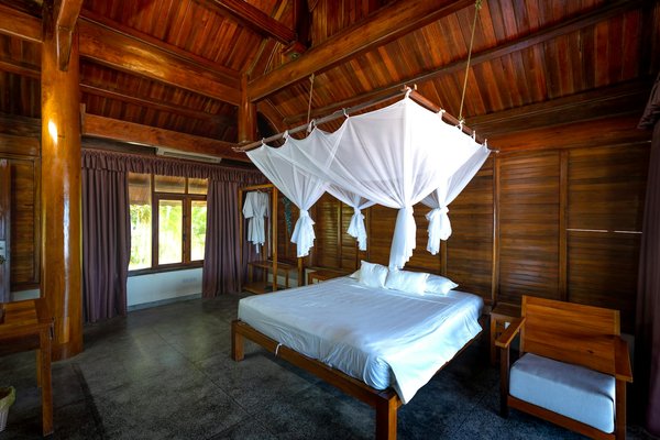 Où trouver une maison de vacances en Bretagne avec des ateliers de broderie et des randonnées guidées?